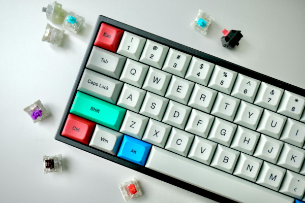 A mechanical keyboard with keycaps laying around